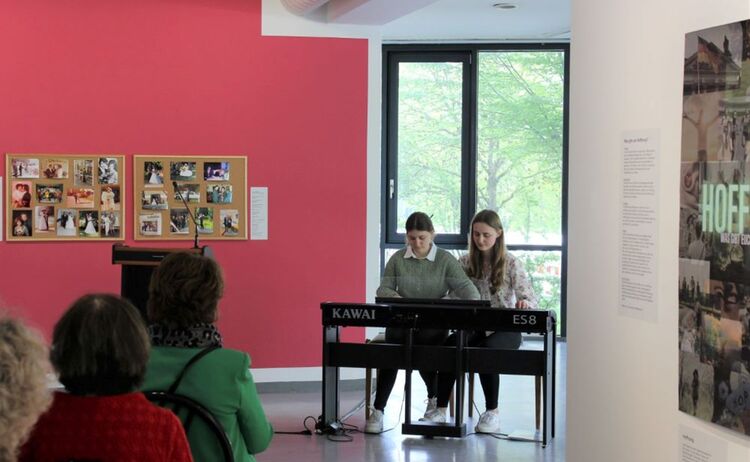 Annika Gohn und Ronja Halmbacher Schülerinnen der Sing und Musikschule am E-Piano: Zum Vergrößern auf Bild klicken