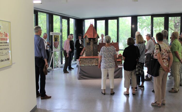 Besucher in der Ausstellung, im Hintergrund das Modell der Egerer Burg: Zum Vergrößern auf Bild klicken