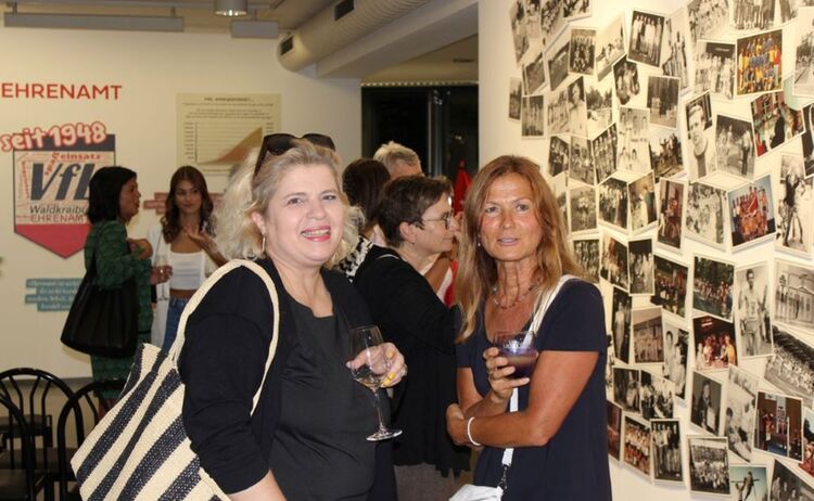 Besucherinnen in der Ausstellung: Zum Vergrößern auf Bild klicken
