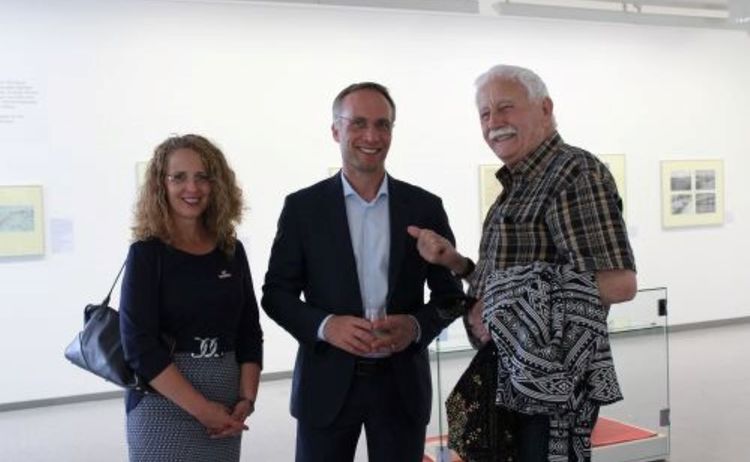 Karin Bressel und Erster Bürgermeister Robert Pötzsch mit Besuchern der Ausstellung Ein Kanal entsteht: Zum Vergrößern auf Bild klicken