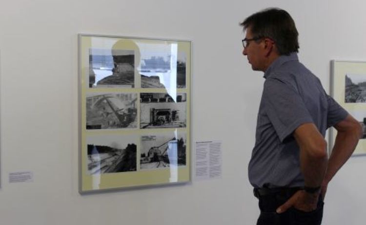 Ein Besucher betrachtet ein Bild der Ausstellung Ein Kanal entsteht: Zum Vergrößern auf Bild klicken