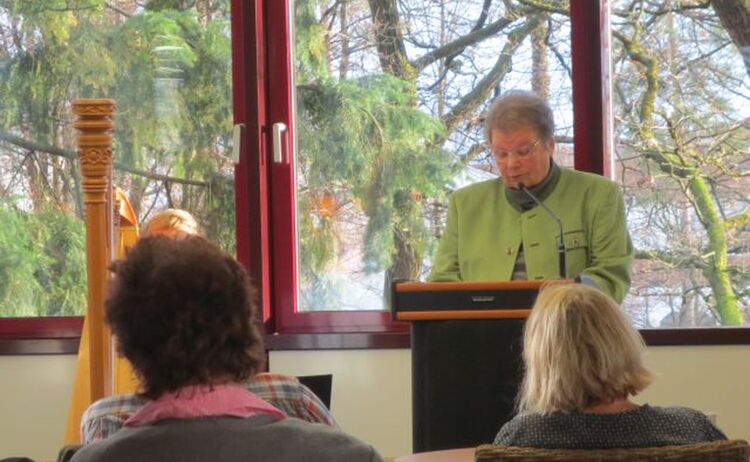 Eine Frau bei einem Vortrag mit zuhörendem Publikum im Haus des Buches: Zum Vergrößern auf Bild klicken