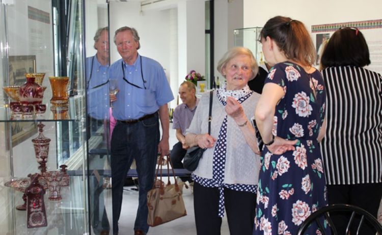 Museumsleiterin Elke Keiper im Gespräch mit einer Besucherin der Ausstellung Rimpler Glas: Zum Vergrößern auf Bild klicken