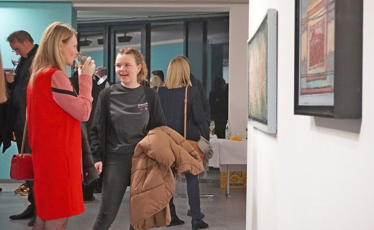 Zwei Frauen unterhalten sich bei der Ausstellung von Gernot Sorgner: Zum Vergrößern auf Bild klicken