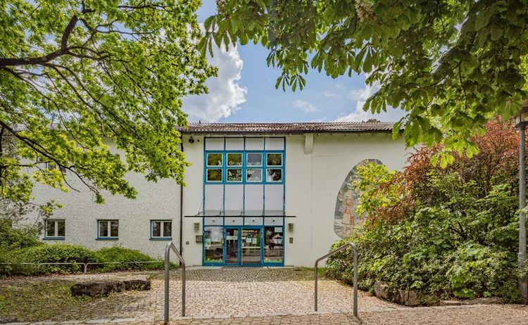 Außenansicht der Grundschule an der Dieselstraße: Zum Vergrößern auf Bild klicken