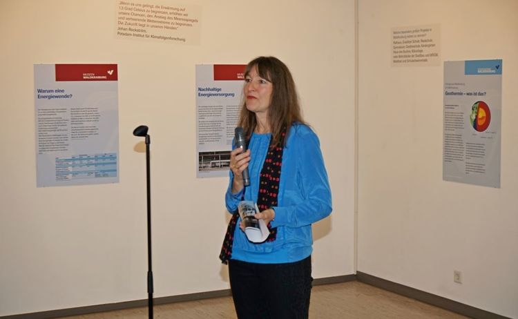 Elke Keiper, Leiterin der Städtischen Galerie hält eine Rede während der Eröffnung der Ausstellung Energie die in der Erde steckt: Zum Vergrößern auf Bild klicken