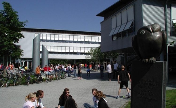 Außenansicht des Gymnasium Waldkraiburg mit Schülern auf dem Pausenhof: Zum Vergrößern auf Bild klicken