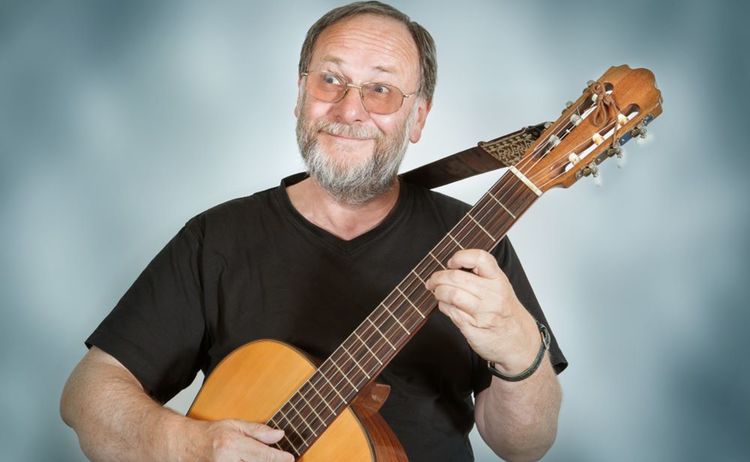 Künstler Horst Eberl mit Gitarre: Zum Vergrößern auf Bild klicken