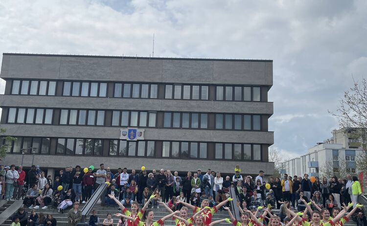 Die Kindergarde der Narrengilde Kraiburg tanzt vor dem Rathaus: Zum Vergrößern auf Bild klicken