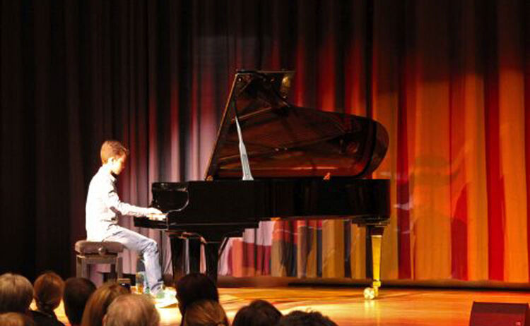 Ein Schüler der Musikschule spielt Klavier auf der Bühne: Zum Vergrößern auf Bild klicken