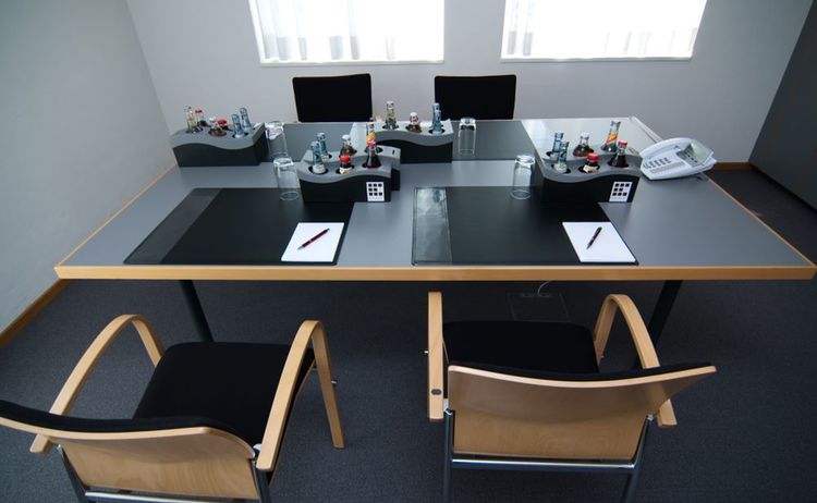Konferenzraum mit 4 Stühlen: Zum Vergrößern auf Bild klicken