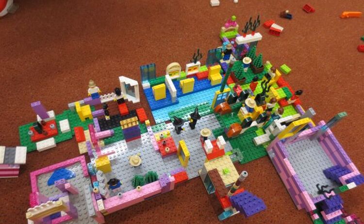 Legobauobjekt, entstanden bei einer Lego-Bau-Stunde für Grundschüler: Zum Vergrößern auf Bild klicken