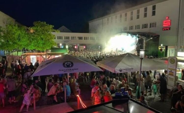Feiernde Waldkraiburger beim Stadtfest: Zum Vergrößern auf Bild klicken