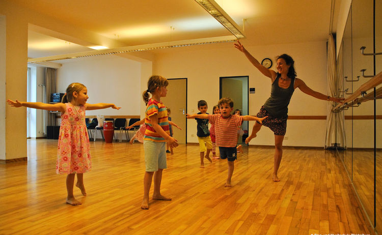 Kindertanzgruppe der Musikschule im Ballettsaal im Haus der Kultur: Zum Vergrößern auf Bild klicken