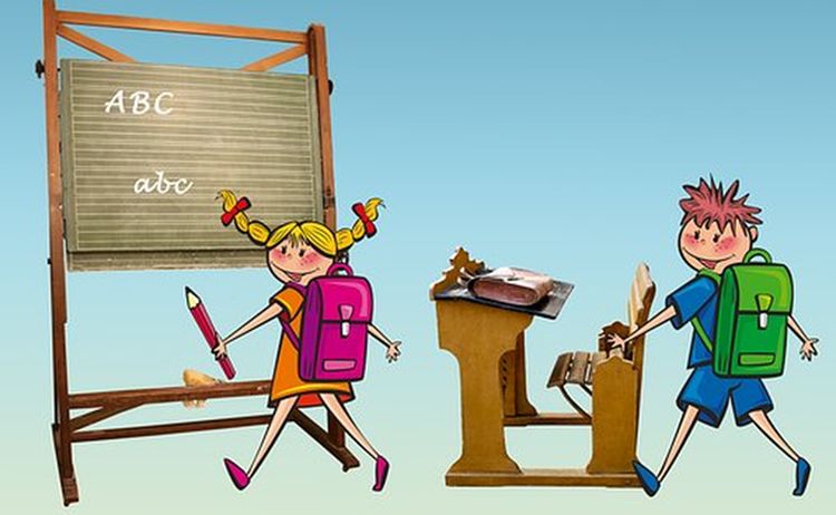 Comic zum Schulanfang, der zwei Schüler mit ihren Rücksäcken und eine Tafel zeigt, auf der ABC steht: Zum Vergrößern auf Bild klicken