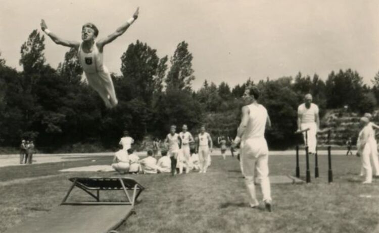 Schwarz-Weiß-Fotografie,Turner,Ein Sprung vom Trampolin 1959: Zum Vergrößern auf Bild klicken