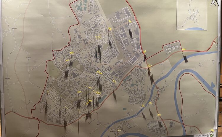 Stadtplan von Waldkraiburg wo Bürgerinnen und Bürger verschiedne Wünsche mit Fähnchen oder Papier befestigt haben