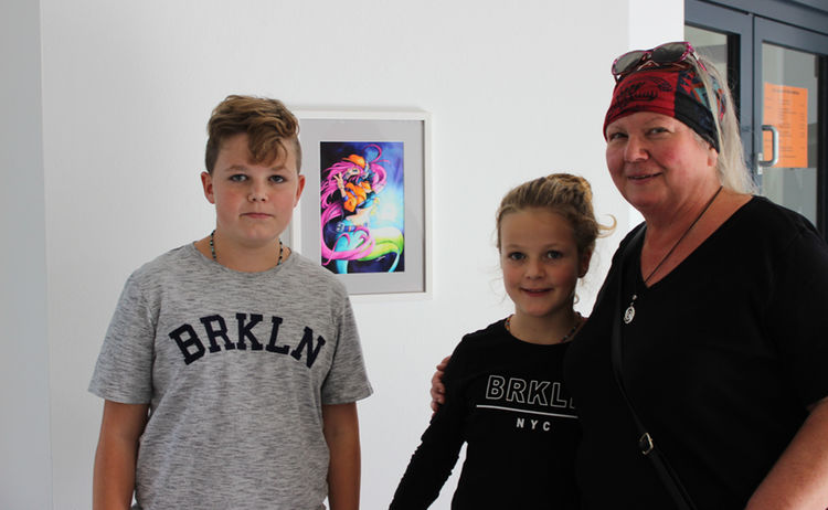 Zwei Kinder mit ihrer Mutter bei der Eröffnung der Ausstellung Comic Future: Zum Vergrößern auf Bild klicken