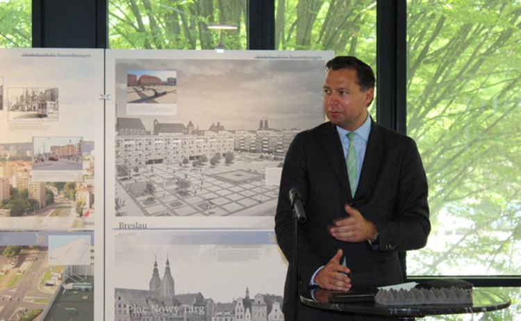 Mitglied des Bundestages Stephan Mayer hält eine Rede zur Eröffnung der Ausstellung Verschwundene Orte: Zum Vergrößern auf Bild klicken