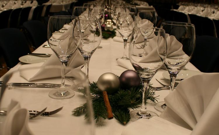 Tischdekoration einer Weihnachtsfeier im Großen Saal im Haus der Kultur: Zum Vergrößern auf Bild klicken