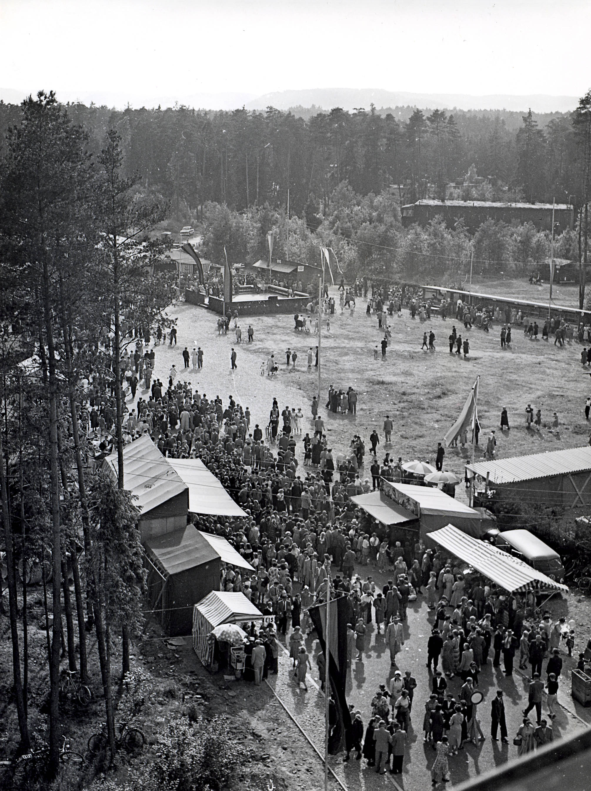 Foto des Vorläufer des Volksfestes 1955, Menschen feiern in Waldkraiburg