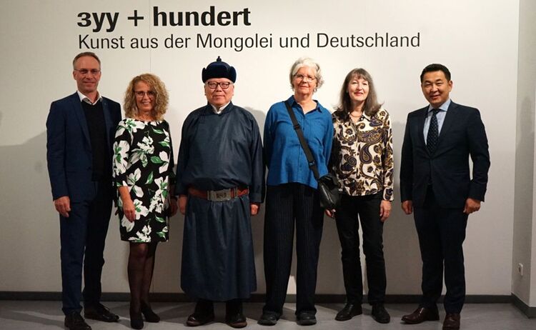 Robert Pötzsch, Erster BGM, Karin Bressel, Dritte BGM, S.E. Dr. Mandakhbileg Birvaa, Botschafter der Mongolei, Katja Brinkmann, Künstlerin und Kuratorin, Elke Keiper, Galerieleiterin und Uurtsaikh Dashdondog, Botschaftsrat der Mongolei (v.l.n.r.): Zum Vergrößern auf Bild klicken