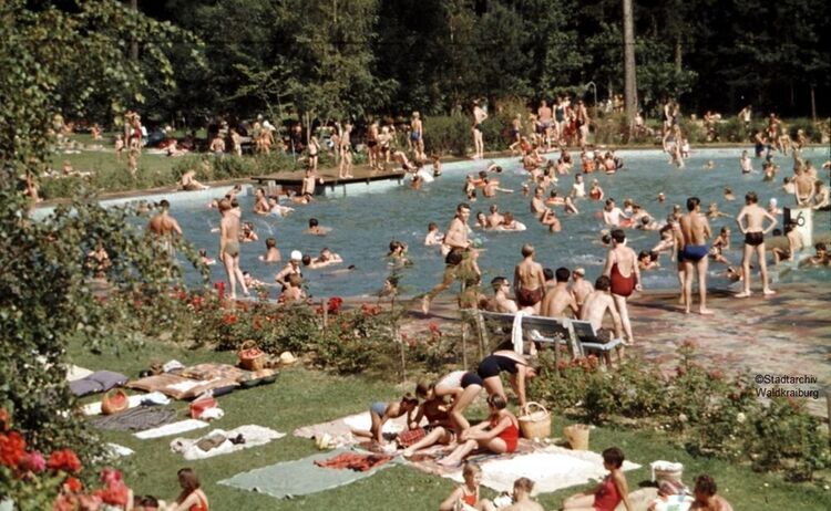 Badegäste im alten Waldbad um 1960: Zum Vergrößern auf Bild klicken