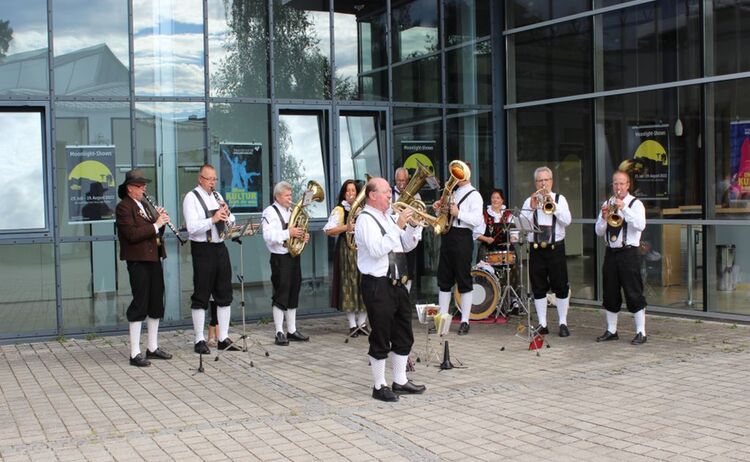 Die Egerländer Blaskapelle spielt vor dem Haus der Kultur: Klick öffnet eine vergrößerte Ansicht