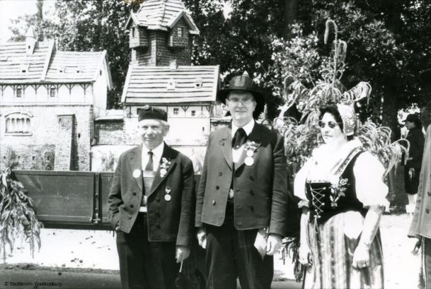 Ehrenvorstand Albin Teistler, Vorstand Walter Spiegl und Berta Lihl vor dem Modell der Egerer Reichsburg Ehrenvorstand Albin Teistler, Vorstand Walter Spiegl und Berta Lihl vor dem Modell der Egerer Reichsburg