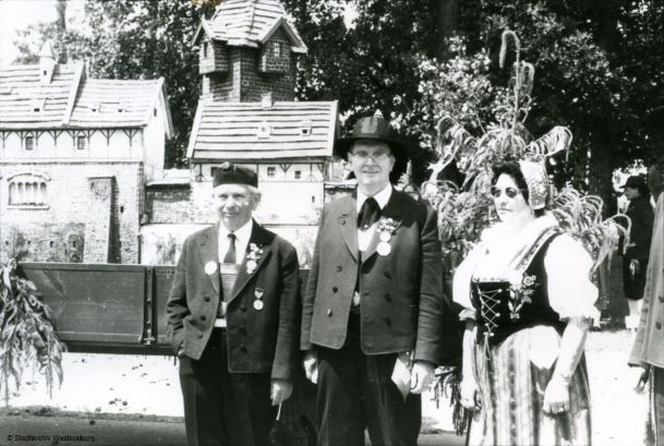 Ehrenvorstand Albin Teistler, Vorstand Walter Spiegl und Berta Lihl vor dem Modell der Egerer Reichsburg