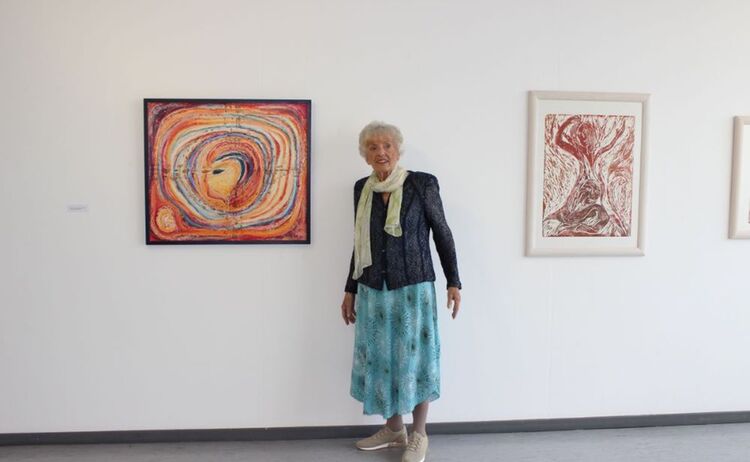 Irmgard Seidl, zwischen ihren Arbeiten „Mein Leben - meine Farben“ 1998  Pigmente / Spachtelgrund (l.) und „Weibsbilder“ 1: Zum Vergrößern auf Bild klicken
