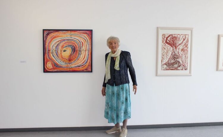 Irmgard Seidl, zwischen ihren Arbeiten „Mein Leben - meine Farben“ 1998  Pigmente / Spachtelgrund (l.) und „Weibsbilder“ 1: Klick öffnet eine vergrößerte Ansicht