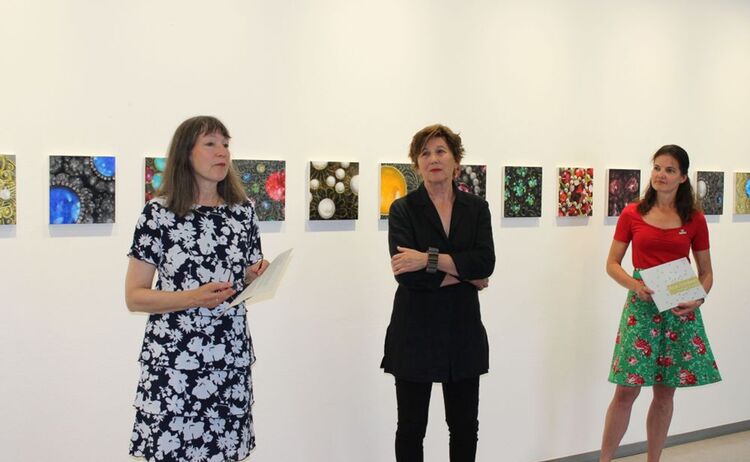 1. Kulturreferentin Lydia Partsch, Künstlerin Elisabeth Mehrl u. Galerieleiterin Elke Keiper (v.r.n.l.): Klick öffnet eine vergrößerte Ansicht