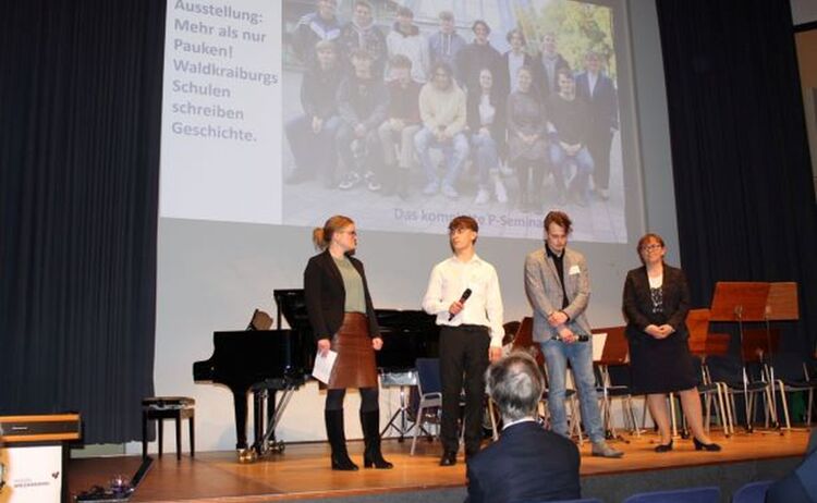 Kuratorin Tabea Sethmann, Schüler Sinan Hazar und Elias von der Heyden, Lehrerin Annette Holzer bei der Eröffnungsveranstaltung ©Stadtmuseum: Klick öffnet eine vergrößerte Ansicht