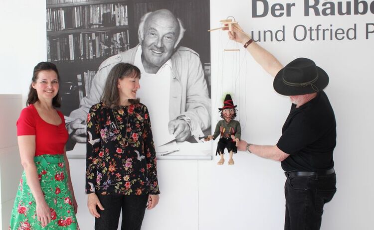 Lydia Partsch, Kulturreferentin, Elke Keiper, Museumsleiterin, Räuber Hotzenplotz, Marionette und Stefan Beyrer vom Klick-Klack-Theater bei derAusstellungseröffnung: Zum Vergrößern auf Bild klicken