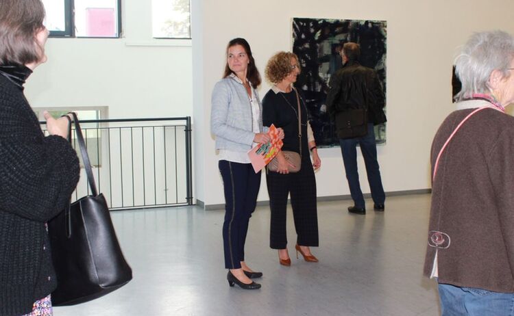 Lydia Partsch, Kulturreferentin und Karin Bressel in der Ausstellung: Klick öffnet eine vergrößerte Ansicht