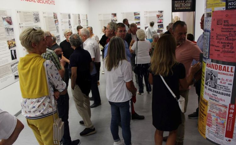 Besucherinnen in der Ausstellung: Zum Vergrößern auf Bild klicken