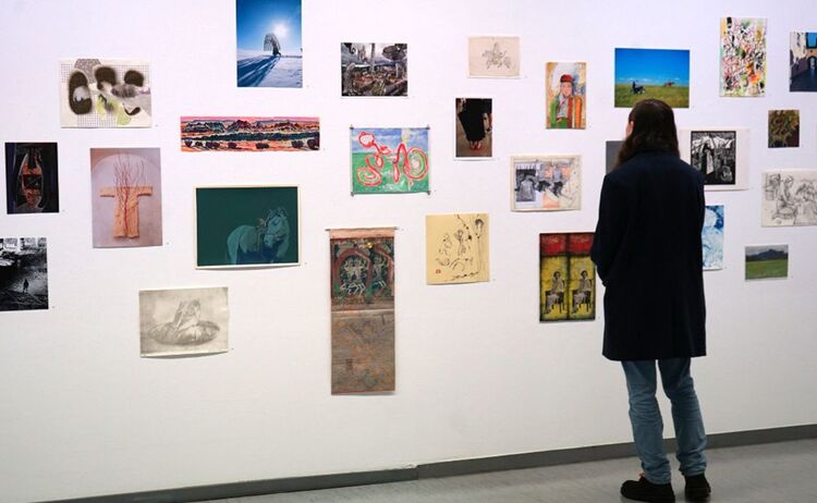 Besucher vor Arbeiten aus der Mongolei: Zum Vergrößern auf Bild klicken