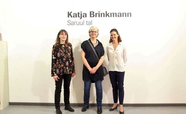 Galerieleiterin Elke Keiper,Künstlerin Katja Brinkmann und Kulturreferentin Lydia Partsch: Klick öffnet eine vergrößerte Ansicht