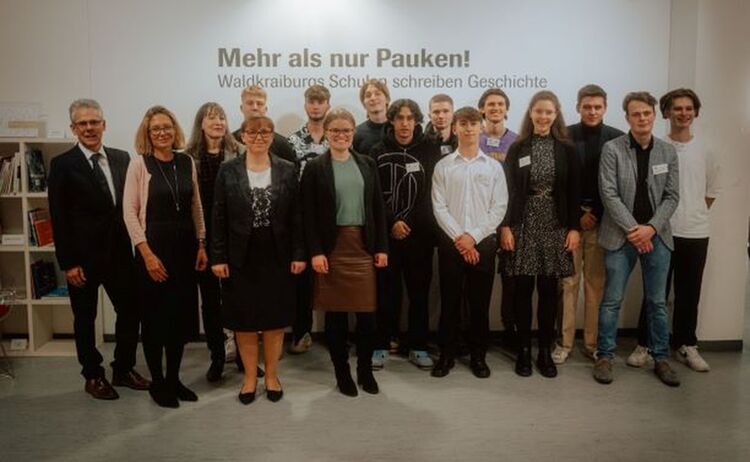 Schulleiter Helmut Wittmann mit den Beiteiligten des Ausstellungsprojektes ©M.Zahn: Zum Vergrößern auf Bild klicken