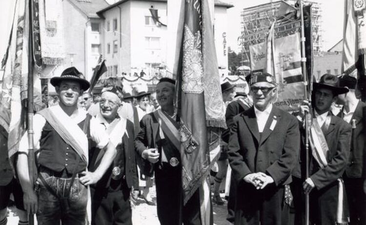 Egerländer und Aschauer Trachtler bei der 15 Jahr Feier der Egerländer Gmoi am Stadtplatz 1970: Klick öffnet eine vergrößerte Ansicht