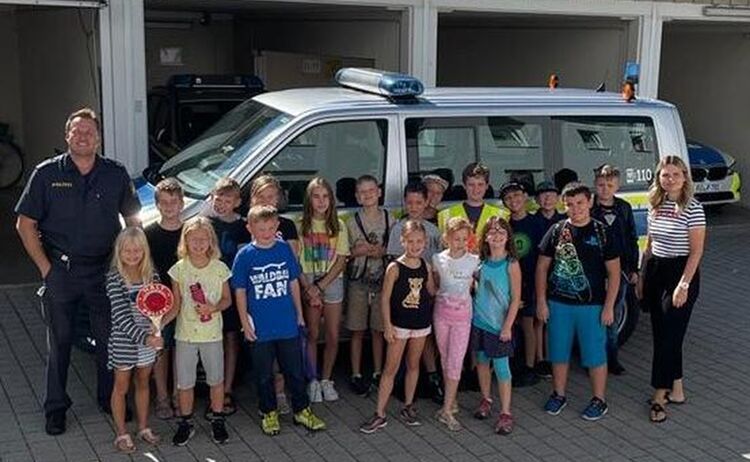 Ferienprogramm - Besuch bei der Polizei Waldkraiburg: Zum Vergrößern auf Bild klicken