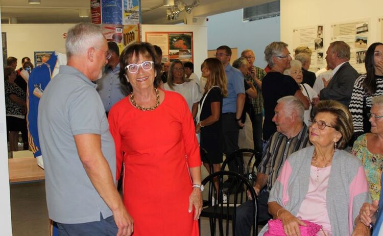 Annemarie Deschler Ehrenvorsitzende vom VfL Waldkraiburg (mittig) im Gespräch mit einem Besucher. : Zum Vergrößern auf Bild klicken