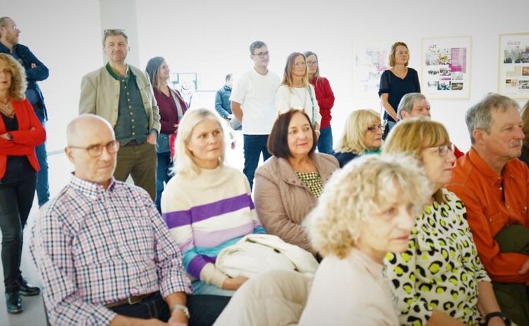 Besucherinnen und Besucher bei der Eröffnung: Zum Vergrößern auf Bild klicken