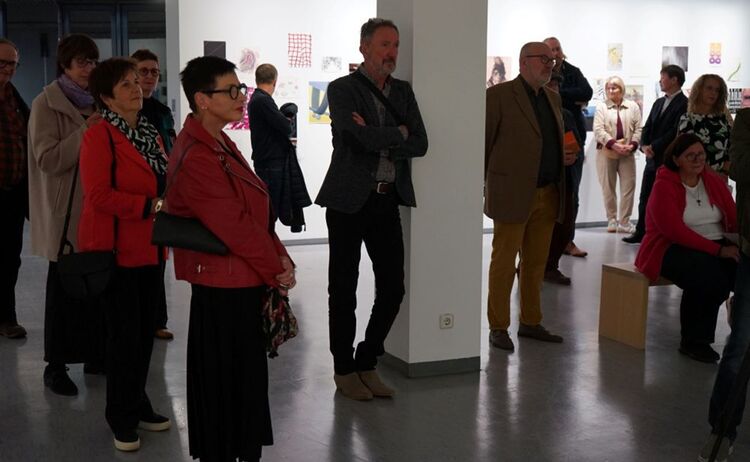 Besucherinnen und Besucher bei der Eröffnung: Zum Vergrößern auf Bild klicken