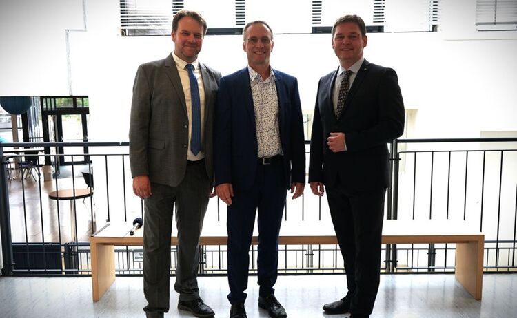 Erster Bürgermeister Robert Pötzsch (Mitte) mit den Bürgermeistervertretern von  Česká Lípa Martin Brož (l.) und Jakub Mencl (r.): Zum Vergrößern auf Bild klicken