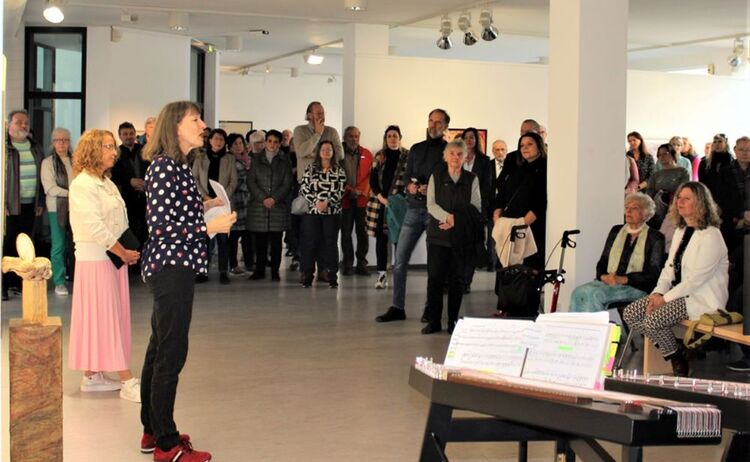 Karin Bressel, Dritte Bürgermeisterin und Elke Keiper Museumsleiterin (v.l.n.r.) und Besucher und Besucherinnen bei der Eröffnung: Zum Vergrößern auf Bild klicken