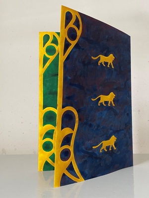 Cover des zur Ausstellung erscheinenden Katalogs. Im Vordergrund R&uuml;ckseite blau mit drei gelben L&ouml;wen und Ornament, Innenseite gr&uuml;n mit gelben Oranment.