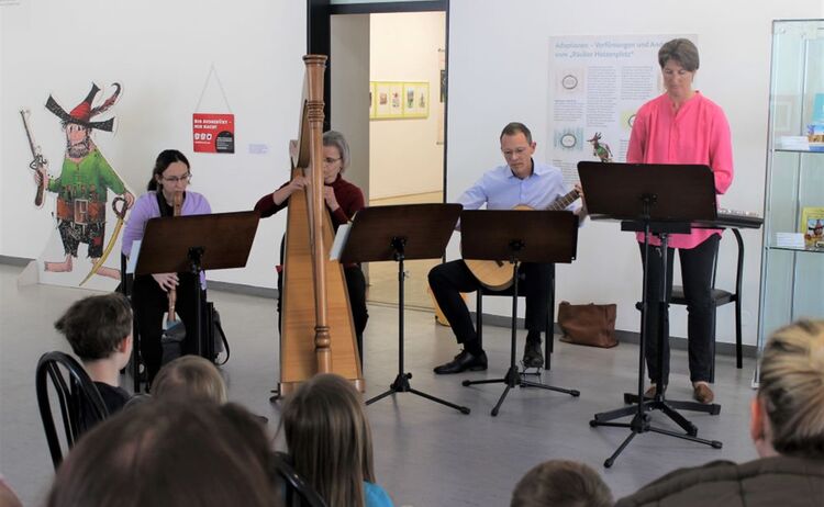  Volksmusikensemble der Sing und Musikschule Waldkraiburg mit Manuela Wollenstein, Blockflöte, Bianca Mertin, Harfe, Stefan König, Gitarre und Susanne König, Hackbrett: Zum Vergrößern auf Bild klicken