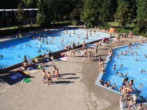 Wellen- und Nichtschwimmerbecken des Waldbades mit Besuchern Wellen- und Nichtschwimmerbecken des Waldbades mit Besuchern